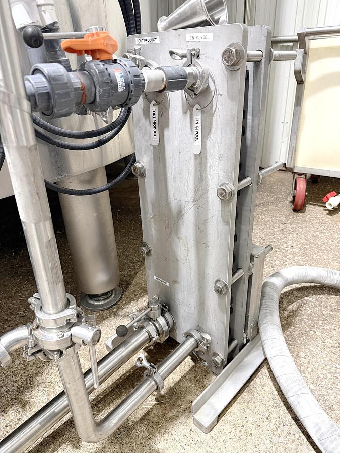 Used Used 13,208 Gallon Tank, 304 Stainless Steel, With Heat Exchanger & Pump