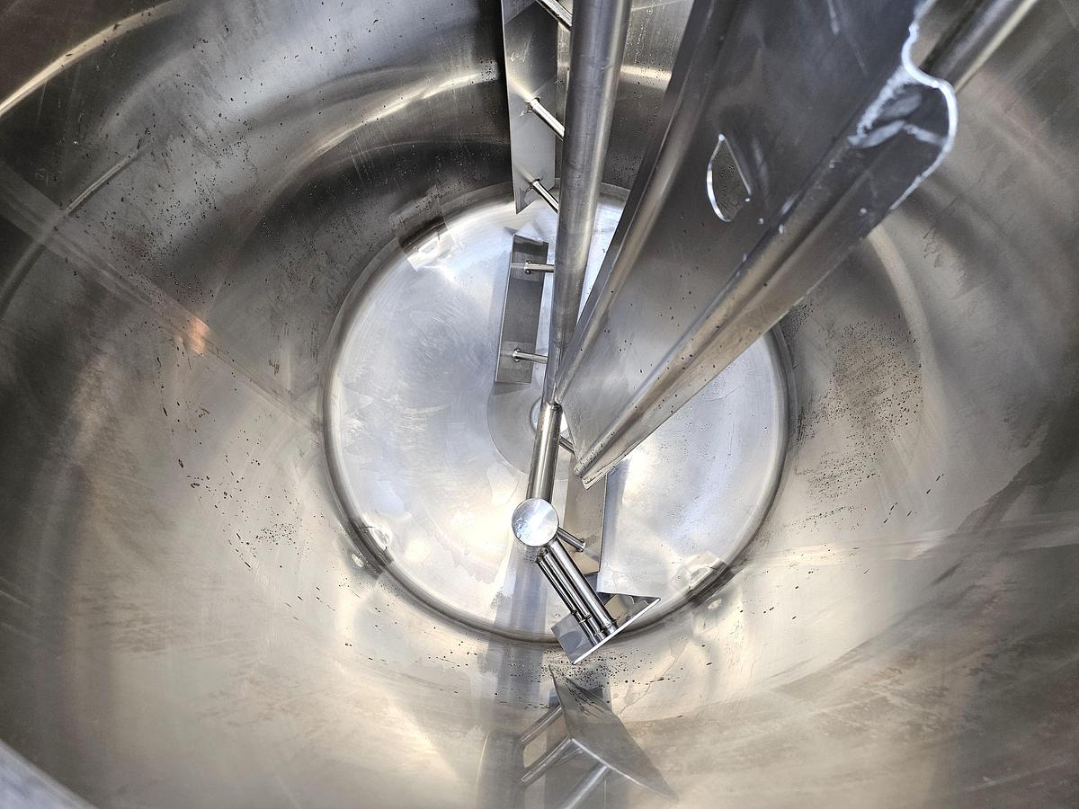 Used Used Feldmeier 750 Gallon Tank, 304 Stainless Steel, With Sweeper Mixer