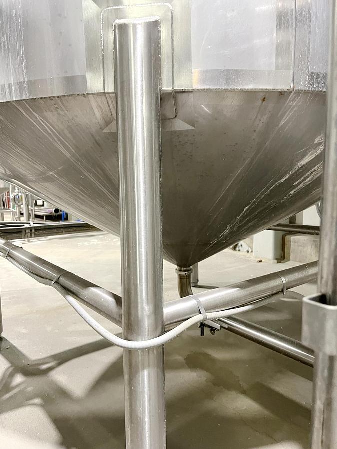 Used Used 3000 Gallon Tank, Stainless Steel, With Mixer