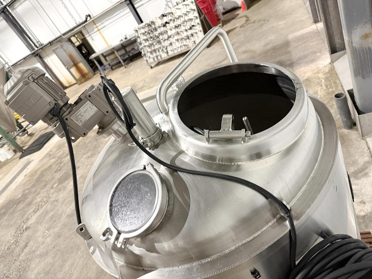 Used Used 166 Gallon Jacketed Tank (Reactor), 304 Stainless Steel, With Mixer