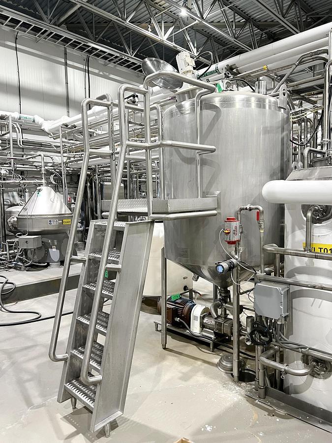 Used Used 600 Gallon Tank, 316L Stainless Steel, With Mixer