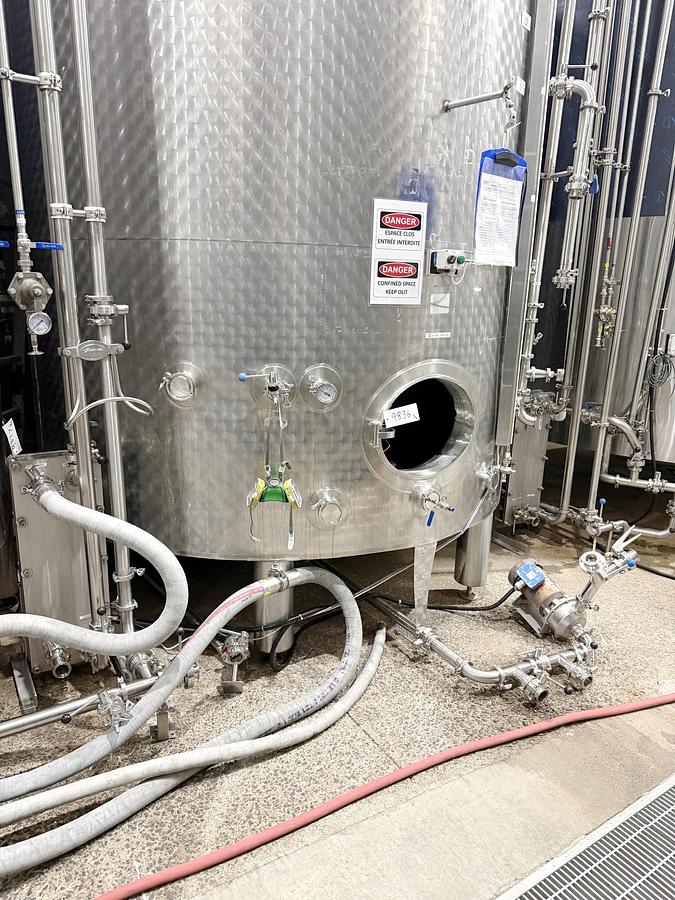 Used Used 5000 Gallon Tank, 304 Stainless Steel, With Heat Exchanger & Pump