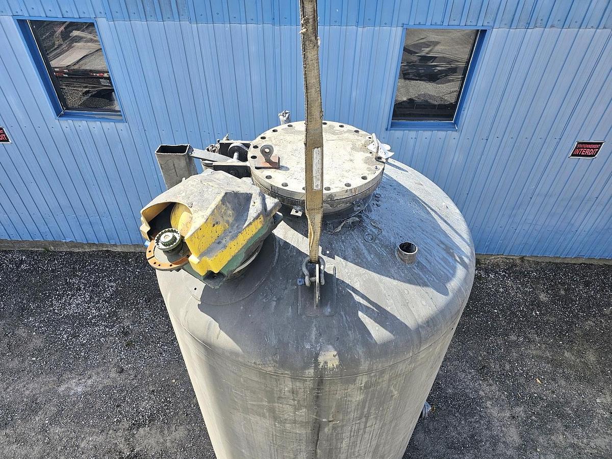 Used Used 1500 Gallon Tank, Stainless Steel, With Mixer