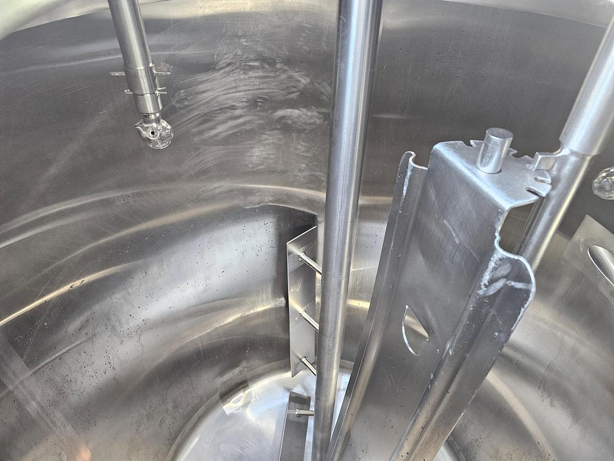 Used Used Feldmeier 750 Gallon Tank, 304 Stainless Steel, With Sweeper Mixer