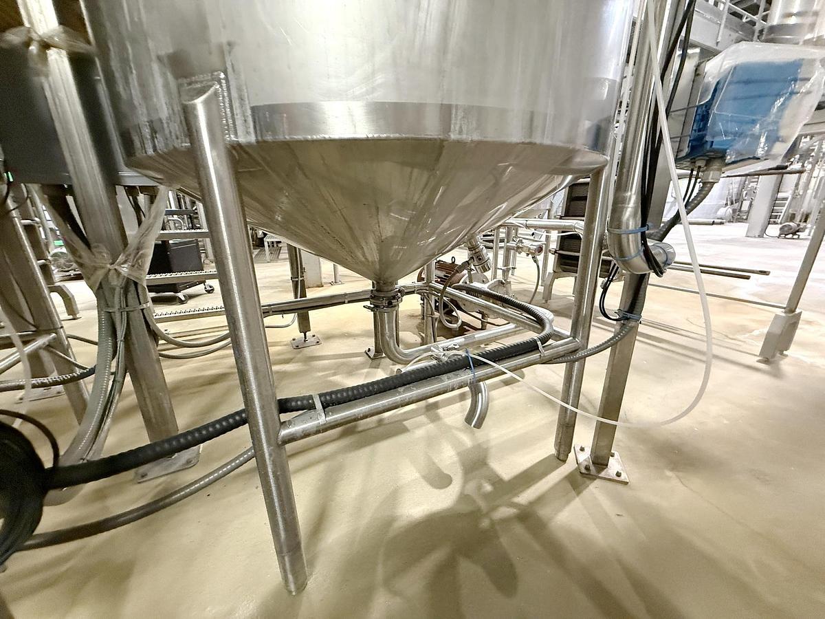 Used Used 600 Gallon Tank, 316L Stainless Steel, With Mixer