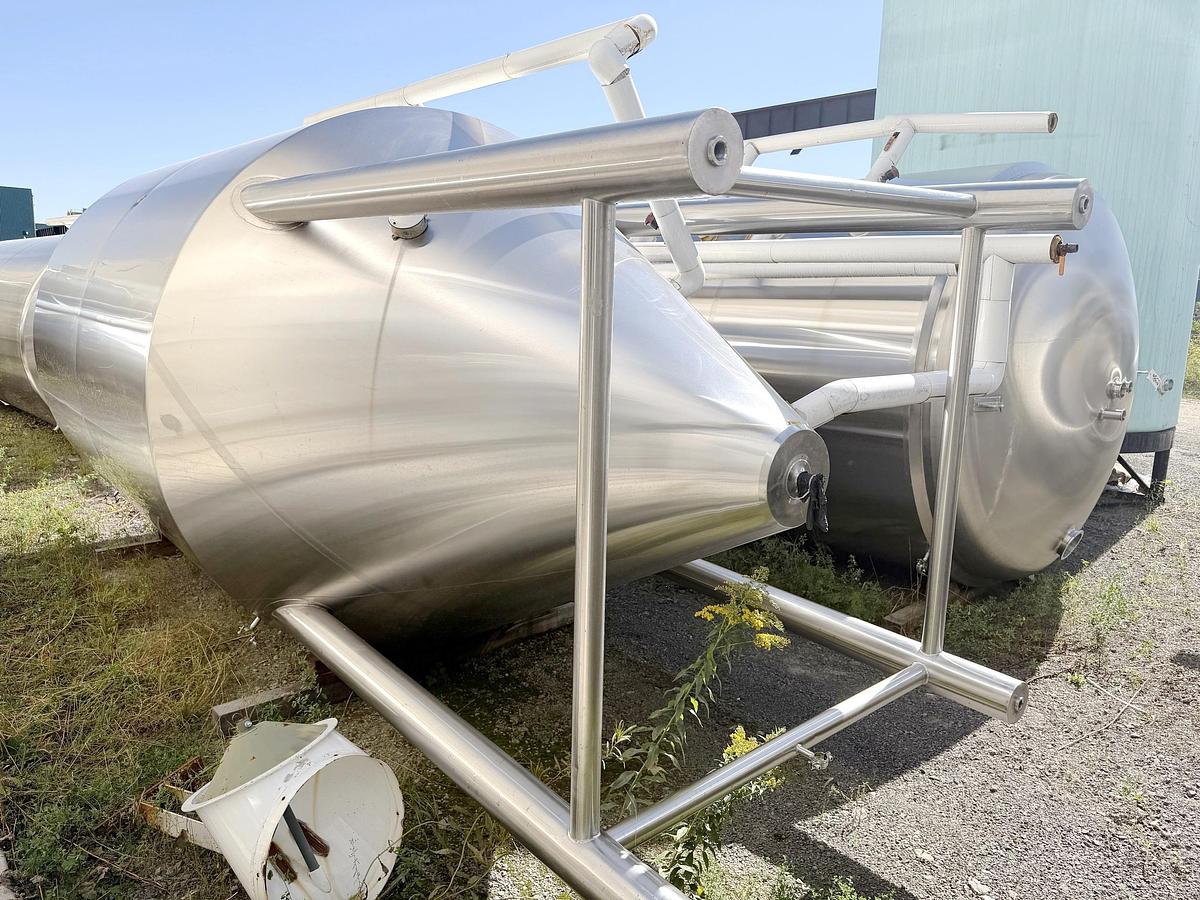 Used Used 2480 Gallon Jacketed Tank, 304 Stainless Steel