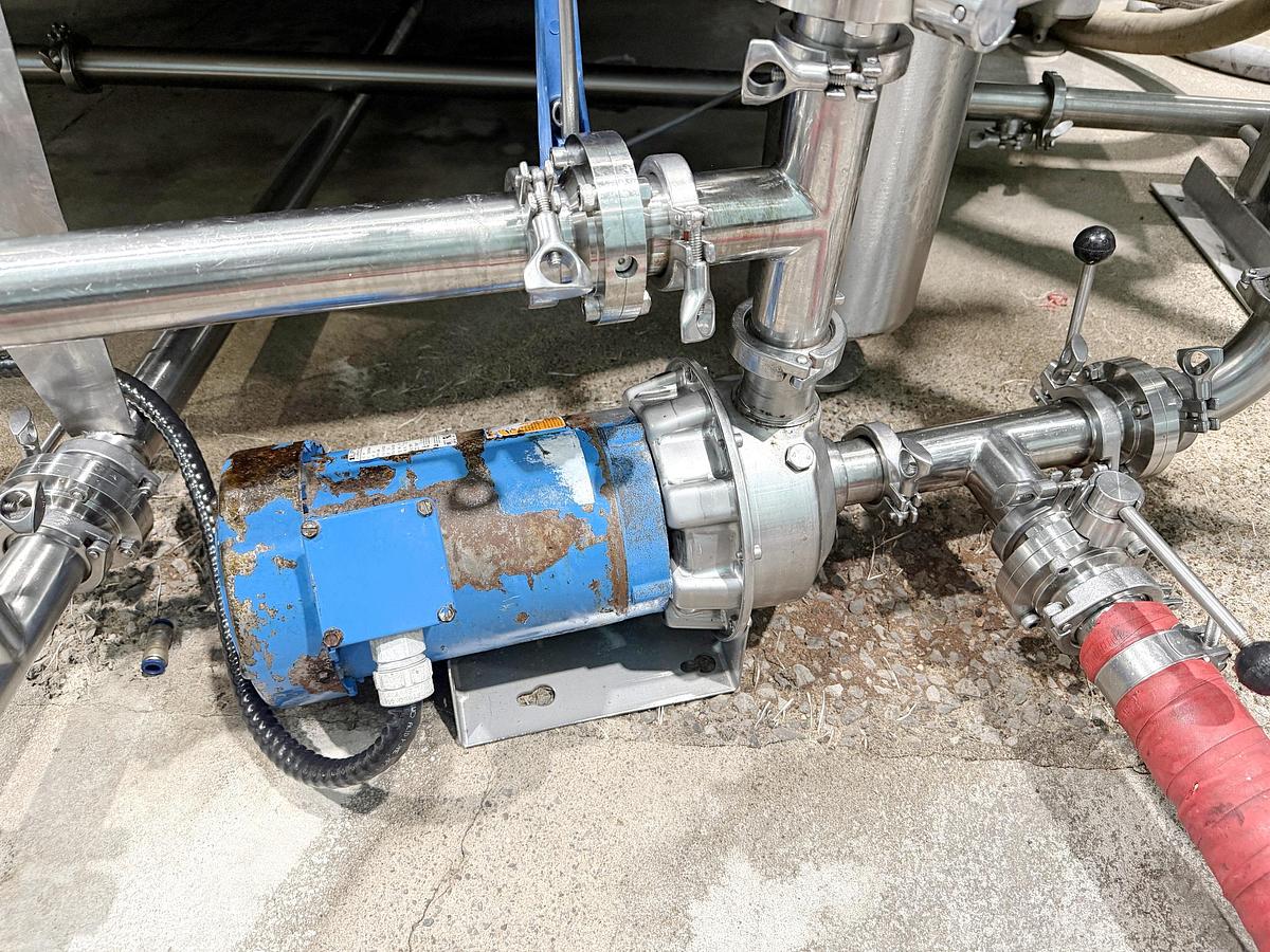 Used Used 5000 Gallon Tank, 304 Stainless Steel, With Heat Exchanger & Pump