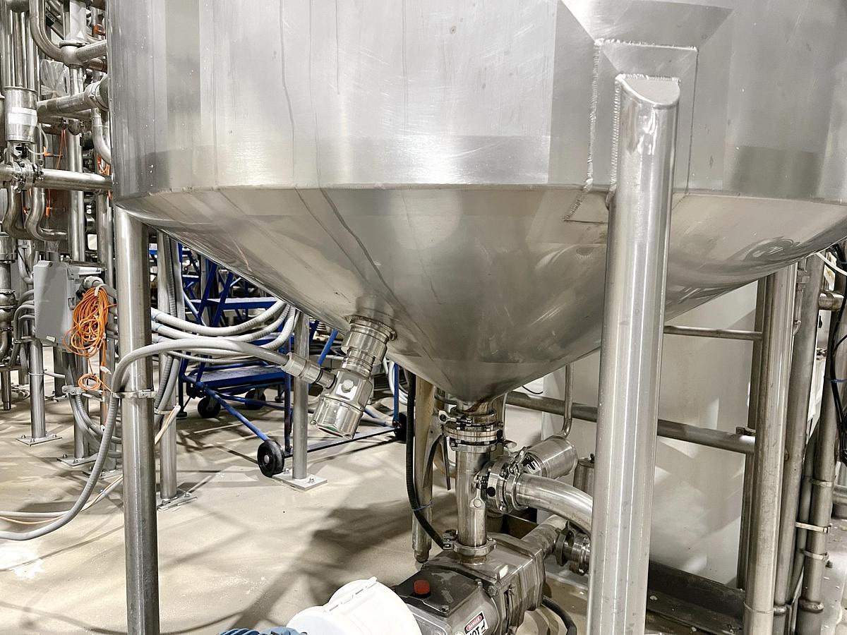 Used Used 600 Gallon Tank, 316L Stainless Steel, With Mixer