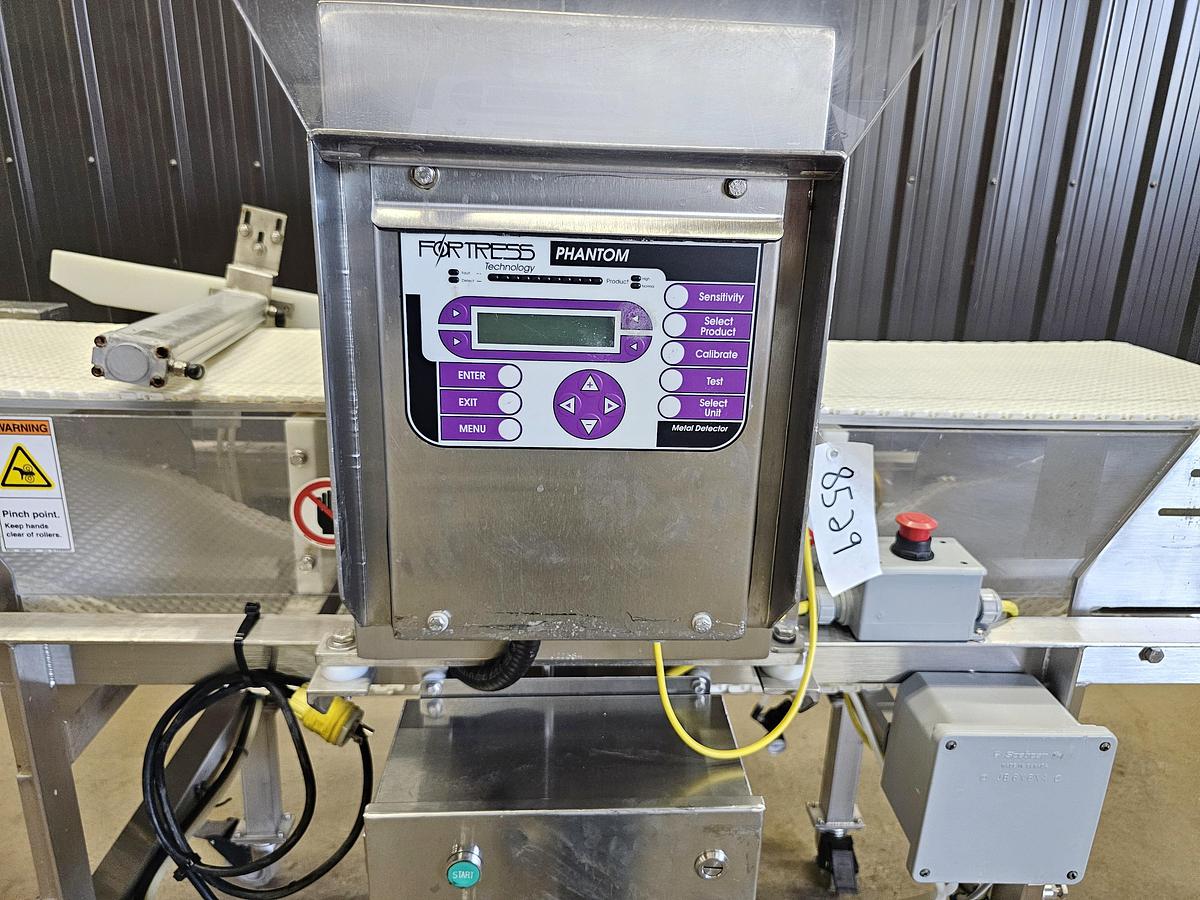 Used TCL Auction - Maple Leaf Foods - Ontario - Lot 151 - metal detector