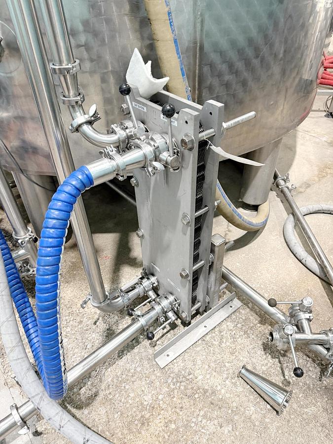 Used Used 5000 Gallon Tank, 304 Stainless Steel, With Heat Exchanger & Pump