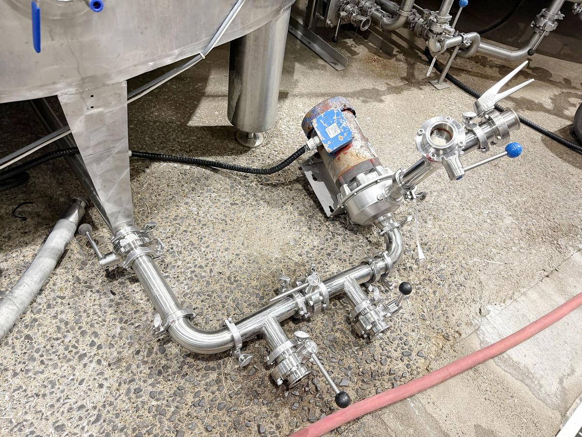 Used Used 5000 Gallon Tank, 304 Stainless Steel, With Heat Exchanger & Pump
