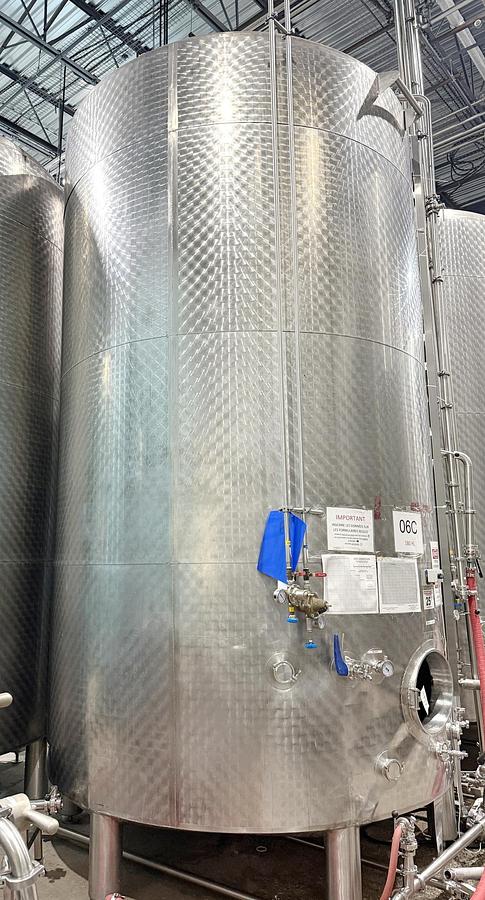 Used Used 5000 Gallon Tank, 304 Stainless Steel, With Heat Exchanger & Pump