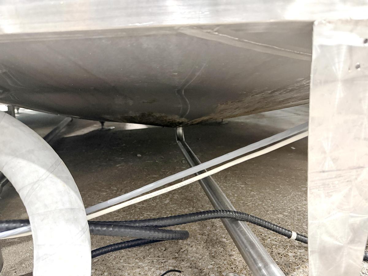 Used Used 5000 Gallon Tank, 304 Stainless Steel, With Heat Exchanger & Pump