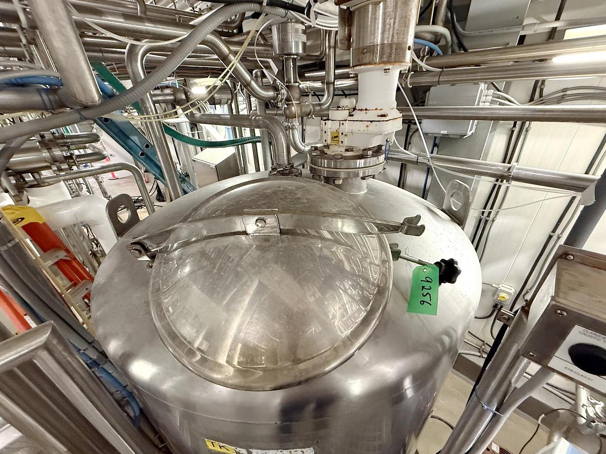 Used Used 600 Gallon Tank, 316L Stainless Steel, With Mixer