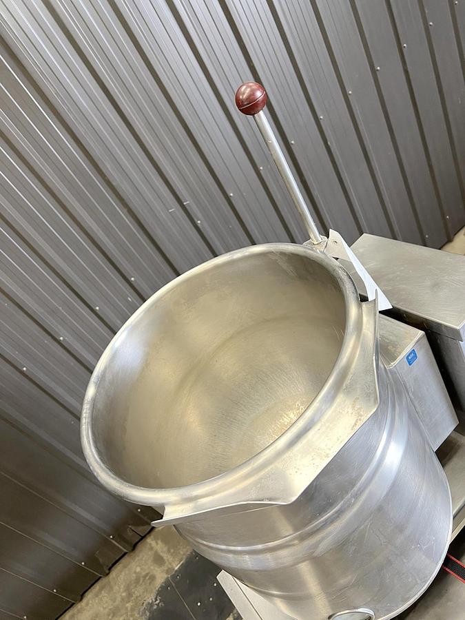Used Used Vulcan 10 Gallon Tilting Kettle, Stainless Steel, Electrically Heated