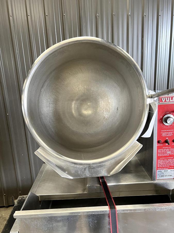Used Used Vulcan 10 Gallon Tilting Kettle, Stainless Steel, Electrically Heated