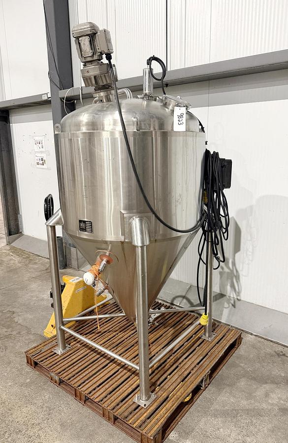 Used Used 166 Gallon Jacketed Tank (Reactor), 304 Stainless Steel, With Mixer