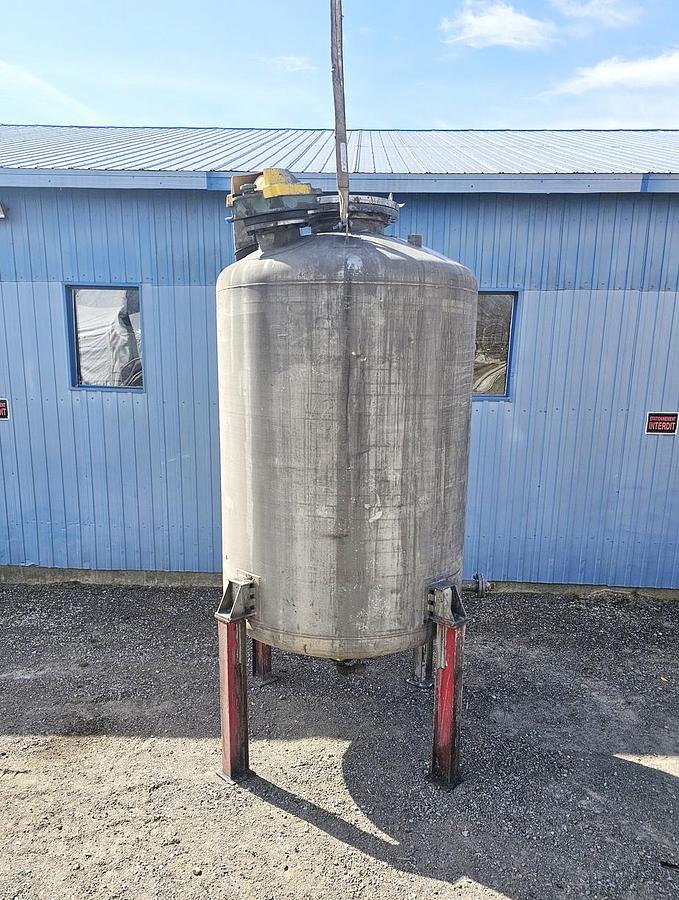 Used Used 1500 Gallon Tank, Stainless Steel, With Mixer