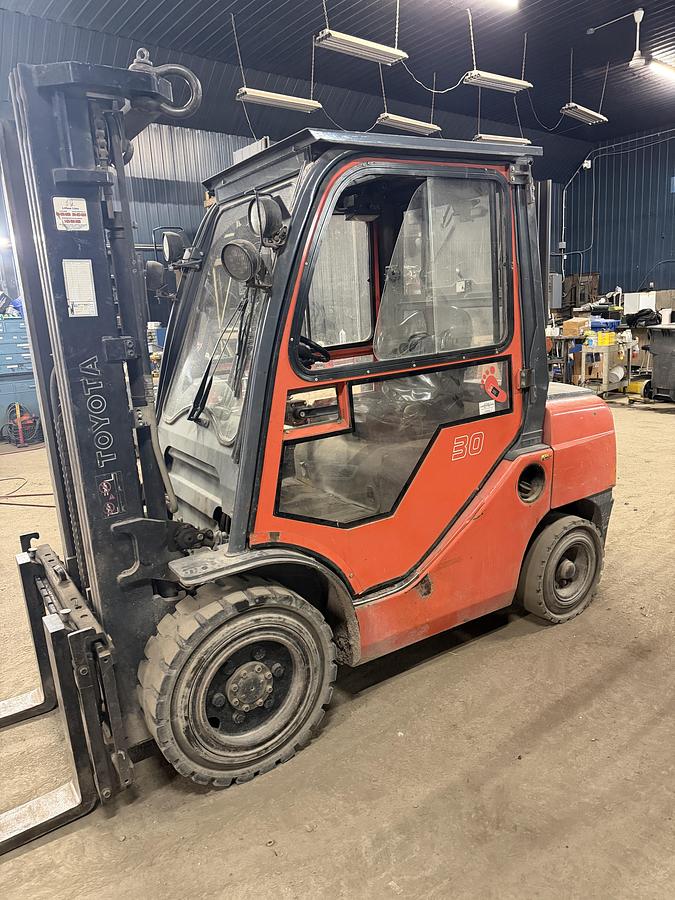 Used Used 2010 Toyota 8FDU30 Diesel Forklift – 6,000 LB Capacity – Enclosed Cab – Side Shift – Warehouse Relocation Sale