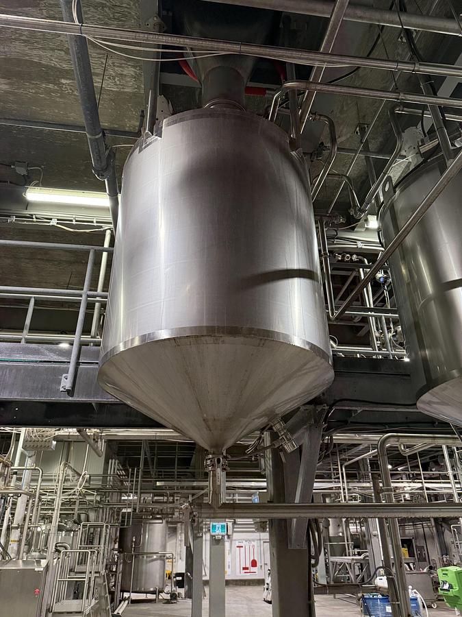 Used Used 600 Gallon Tank, 316L Stainless Steel, With Mixer