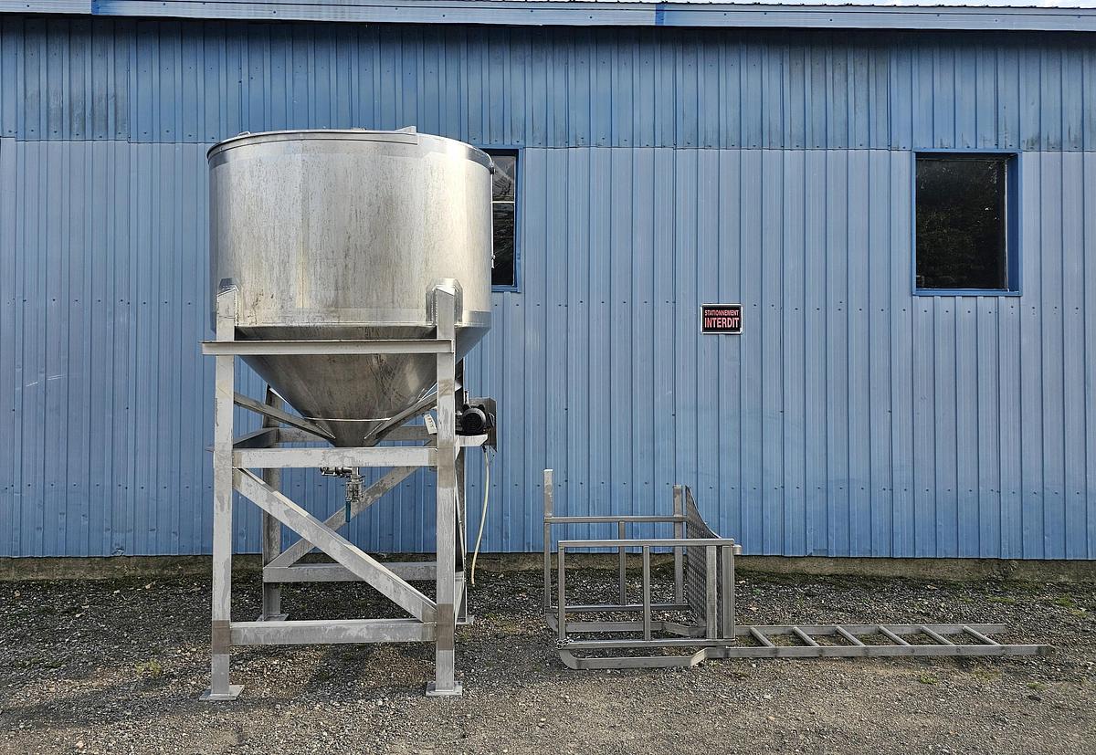 Used Used 800 Gallon Tank, Stainless Steel