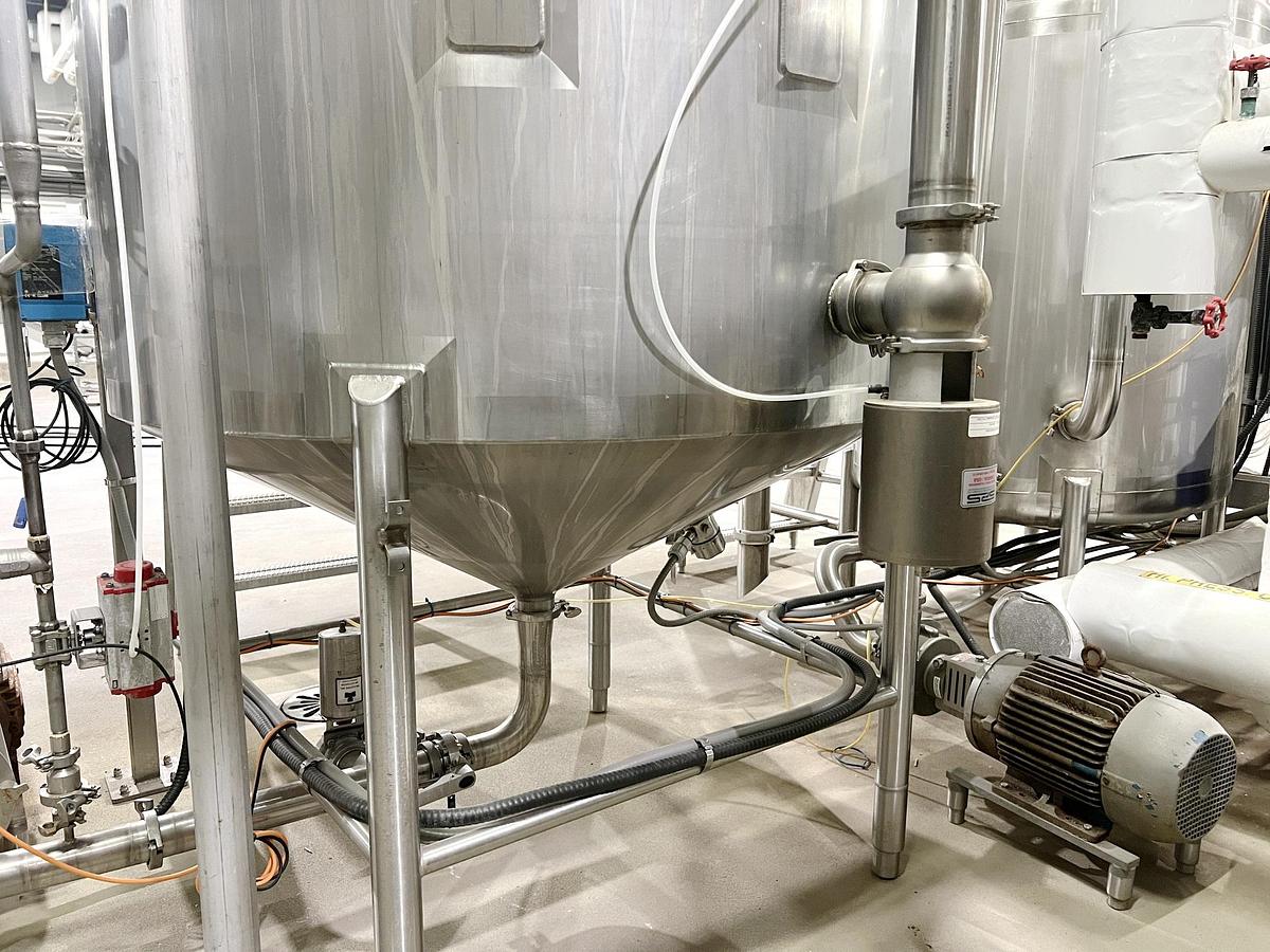Used Used 600 Gallon Tank, 316L Stainless Steel, With Mixer & Pump