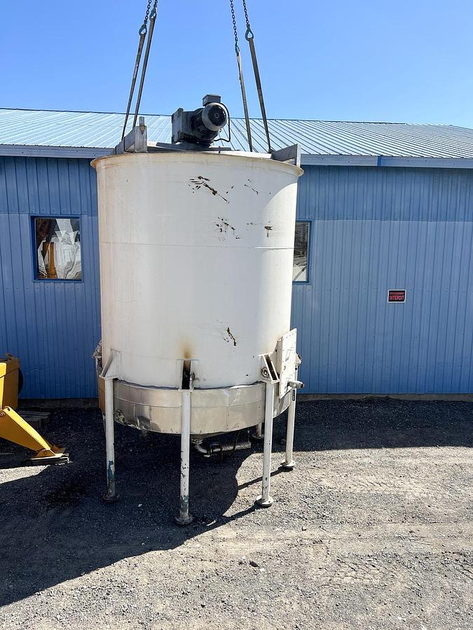 Used Used 3500 Gallon Tank, Carbon Steel, With Sweeper Mixer