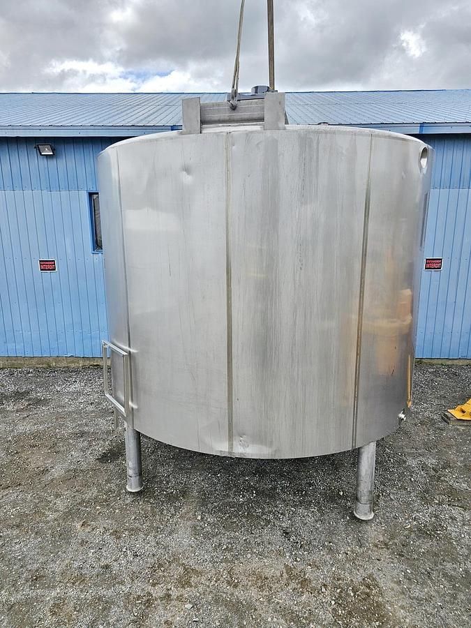 Used Used 7925 Gallon Jacketed Tank, 304 Stainless Steel, With Mixer