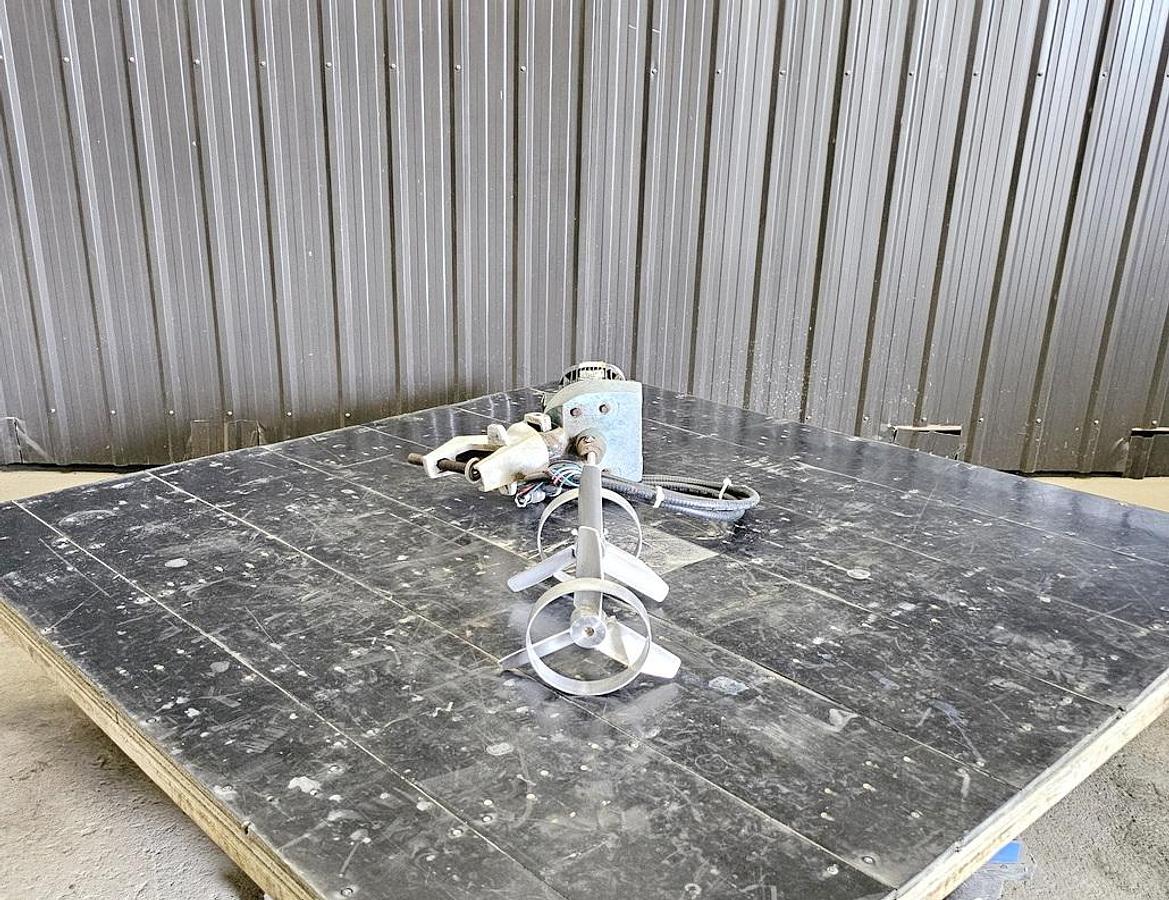 Used Used Lightnin Clamp-on Mixer, 0.75 HP