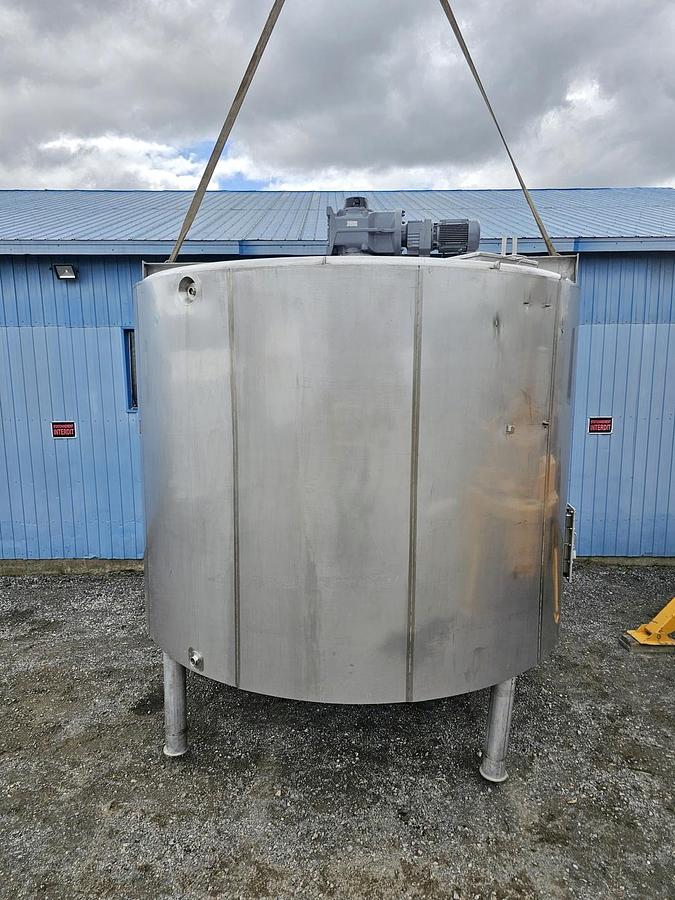 Used Used 7925 Gallon Jacketed Tank, 304 Stainless Steel, With Mixer