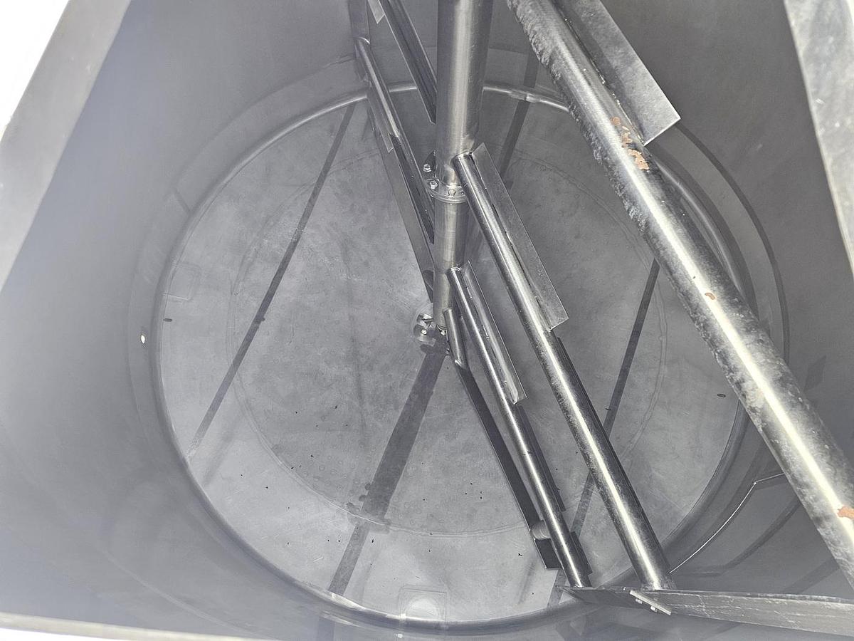 Used Used 7925 Gallon Jacketed Tank, 304 Stainless Steel, With Mixer