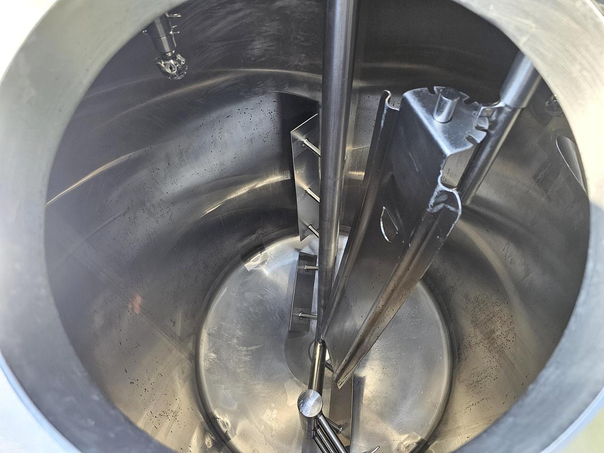 Used Used Feldmeier 750 Gallon Tank, 304 Stainless Steel, With Sweeper Mixer