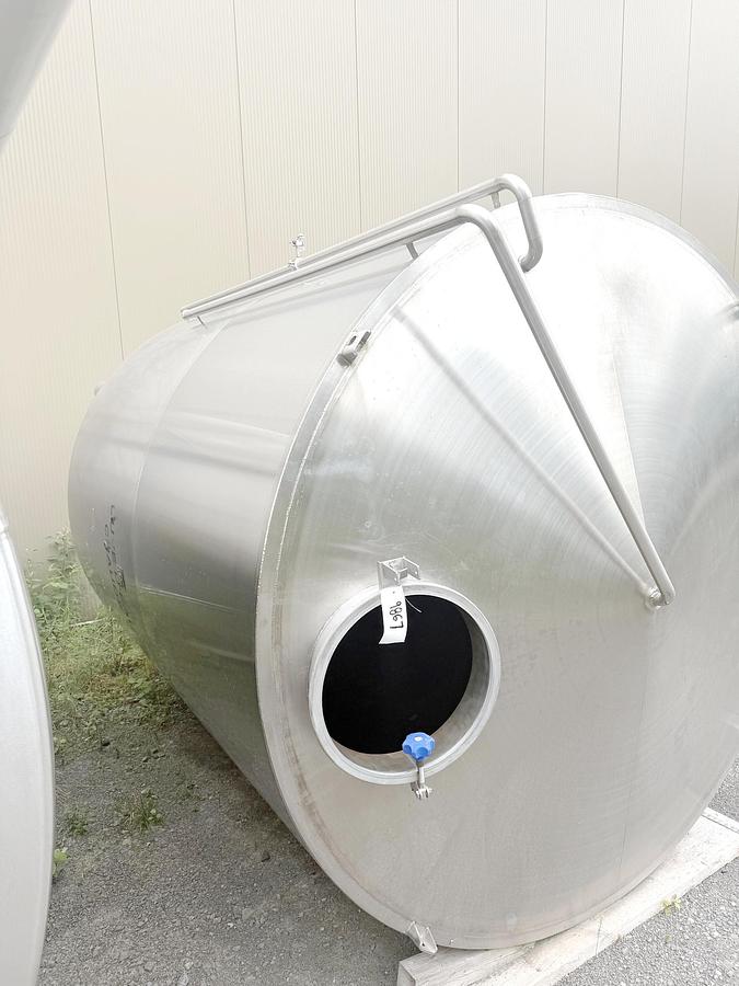 Used Used 2947 Gallon Tank, 304 Stainless Steel