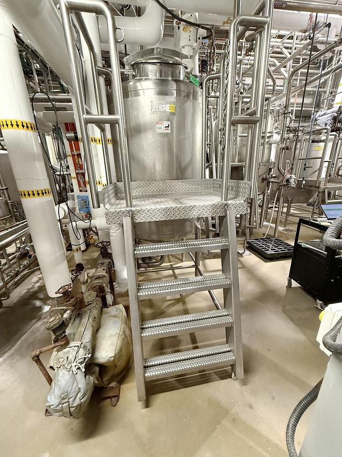 Used Used 300 Gallon Tank, 316L Stainless Steel, With Mixer