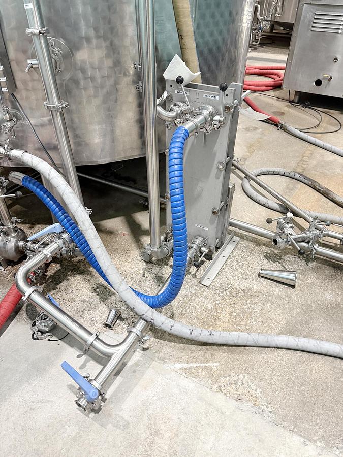 Used Used 5000 Gallon Tank, 304 Stainless Steel, With Heat Exchanger & Pump
