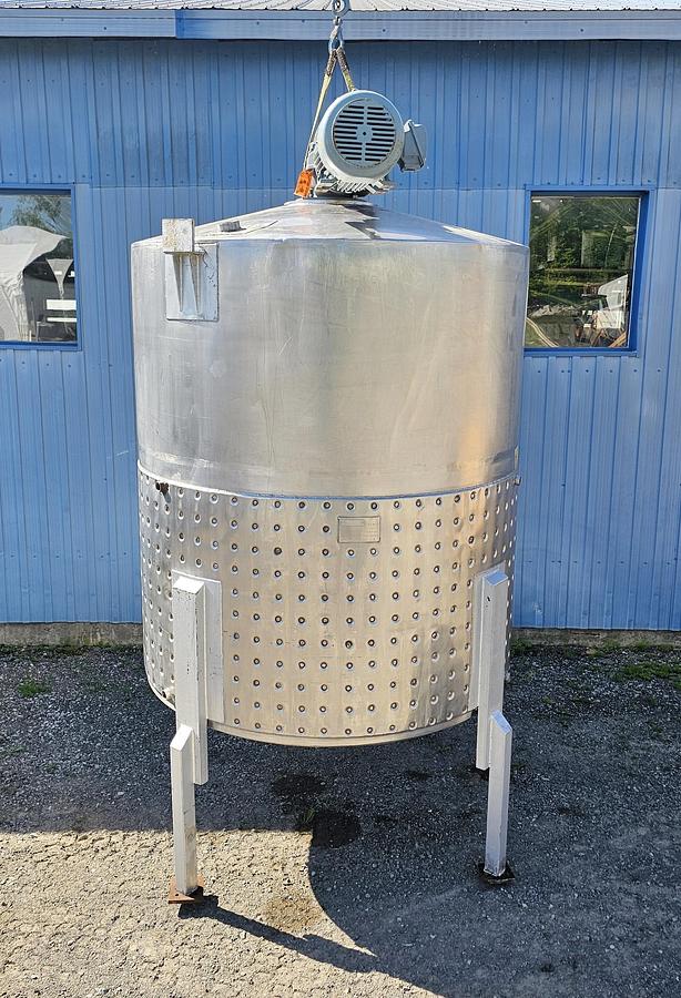 Used Used 1700 Gallon Jacketed Tank, 304 Stainless Steel, With Mixer