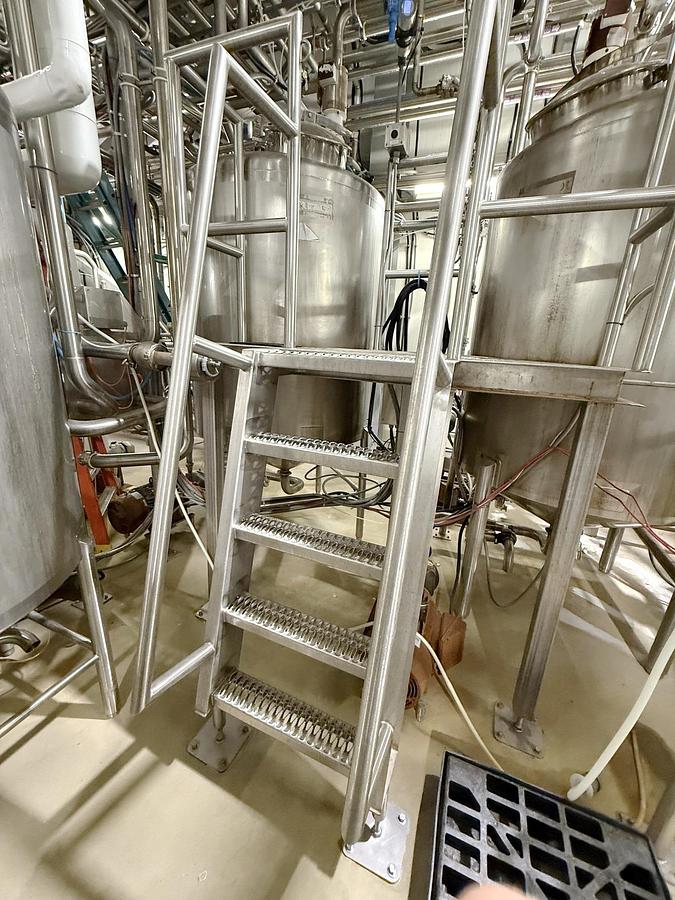 Used Used 600 Gallon Tank, 316L Stainless Steel, With Mixer