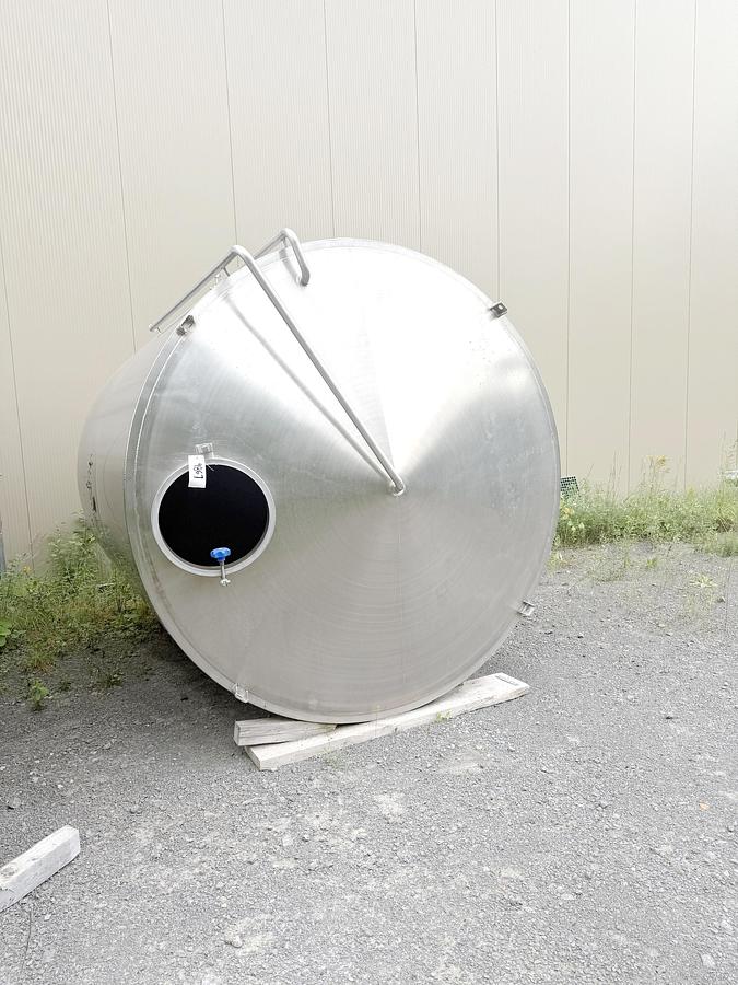 Used Used 2947 Gallon Tank, 304 Stainless Steel