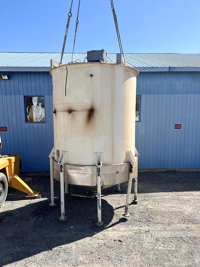 Used Used 3500 Gallon Tank, Carbon Steel, With Sweeper Mixer