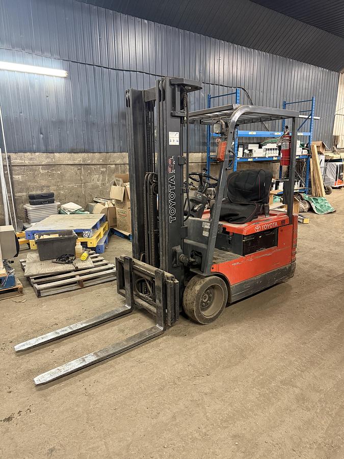 Used Used Toyota 3,000 LB Electric Forklift – Battery & Charger Included – Warehouse Relocation Sale