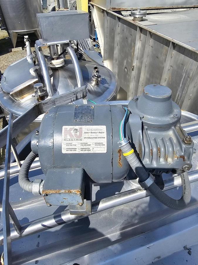 Used Used 360 Gallon Jacketed Tank, 304 Stainless Steel, With Mixer