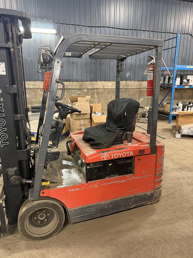 Used Used Toyota 3,000 LB Electric Forklift – Battery & Charger Included – Warehouse Relocation Sale