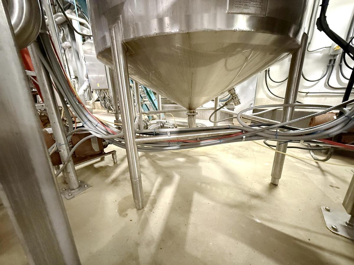 Used Used 600 Gallon Tank, 316L Stainless Steel, With Mixer