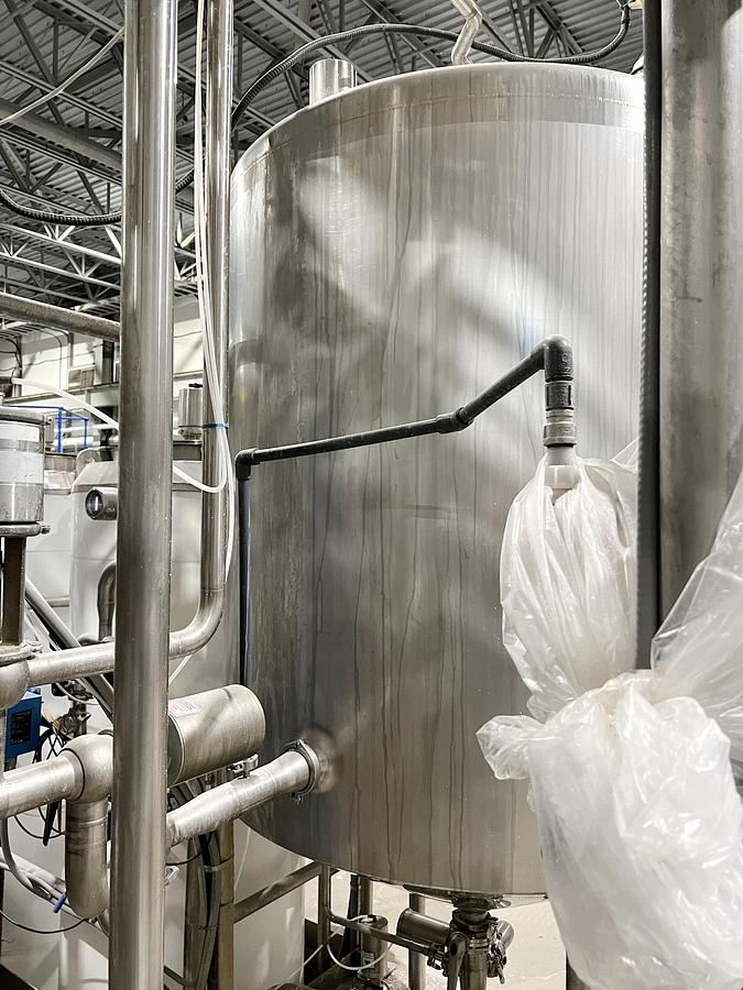 Used Used 600 Gallon Tank, 316L Stainless Steel, With Mixer