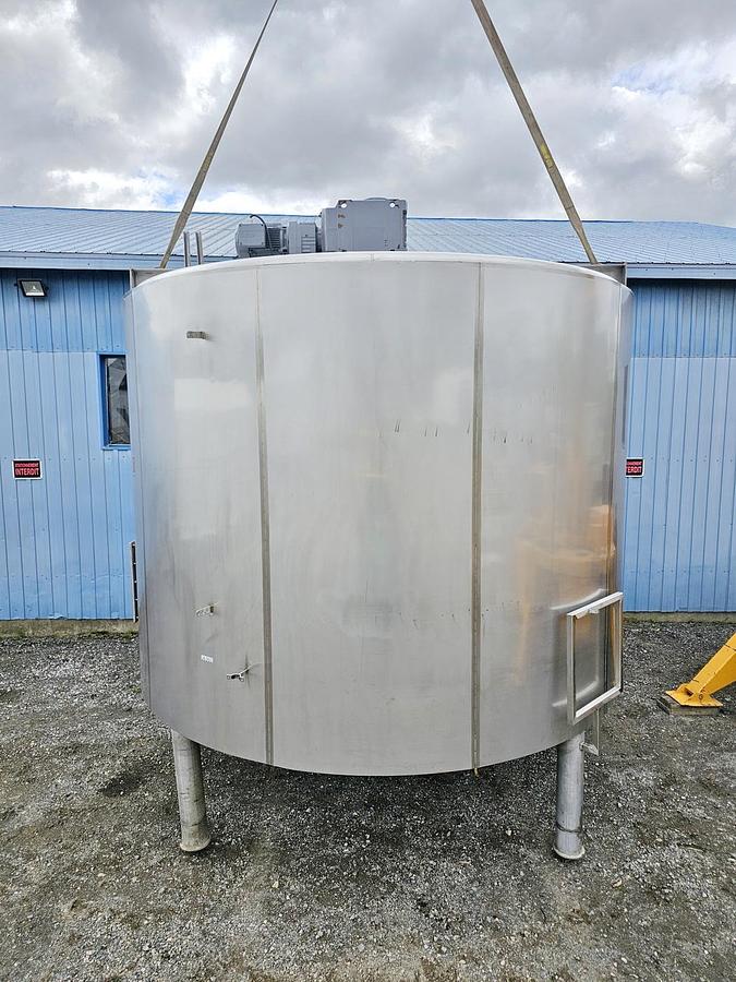 Used Used 7925 Gallon Jacketed Tank, 304 Stainless Steel, With Mixer
