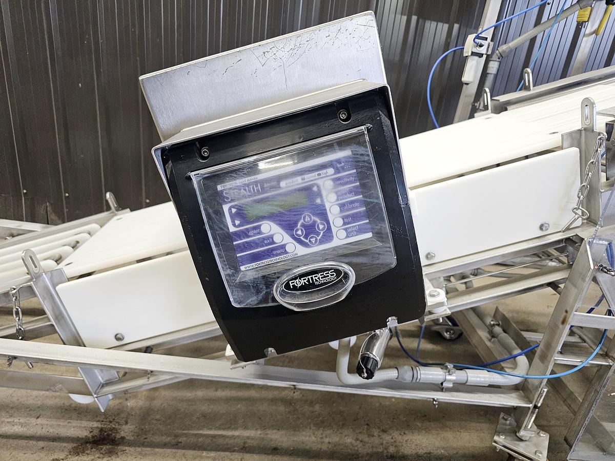 Used Used Fortress Stealth Metal Detector with Belt Conveyor & Pneumatic Rejector