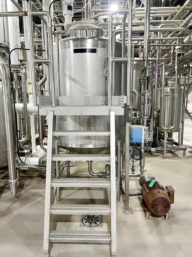 Used Used 600 Gallon Tank, 316L Stainless Steel, With Mixer & Pump