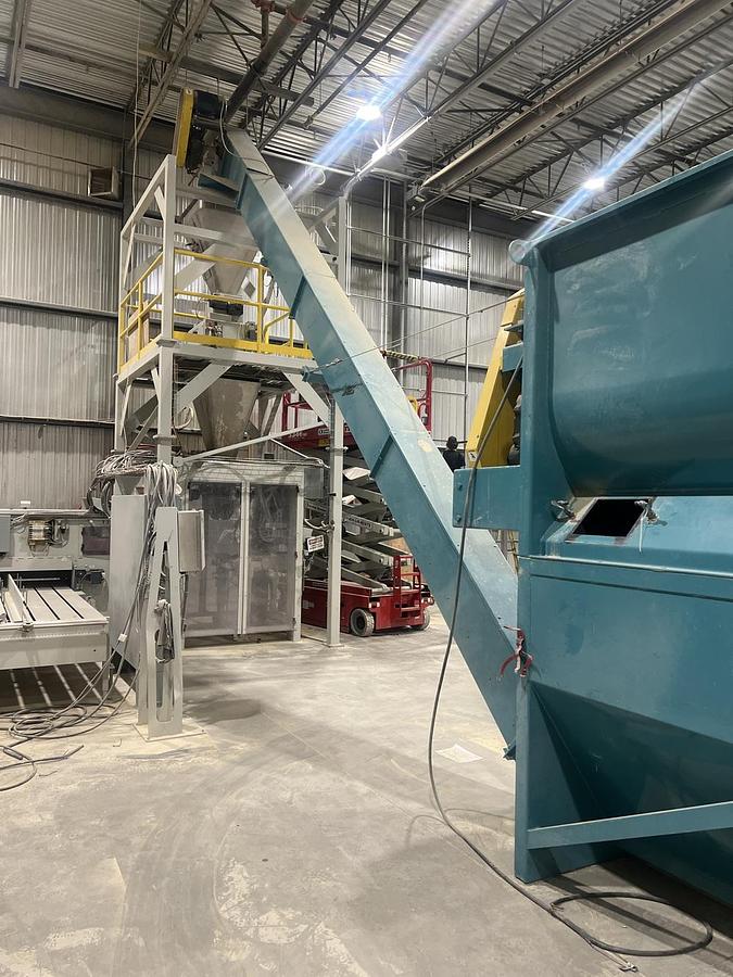 Used Used AFS Ribbon/Paddle Blender, 100 Cubic Feet, With Infeed & Outfeed Drag Conveyors