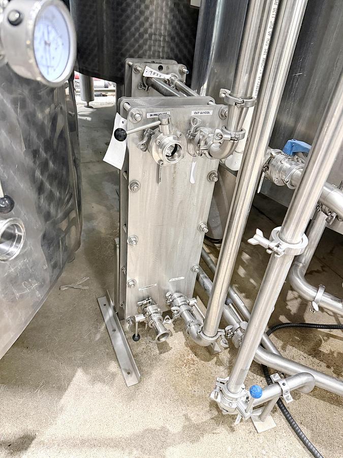 Used Used 5000 Gallon Tank, 304 Stainless Steel, With Heat Exchanger & Pump