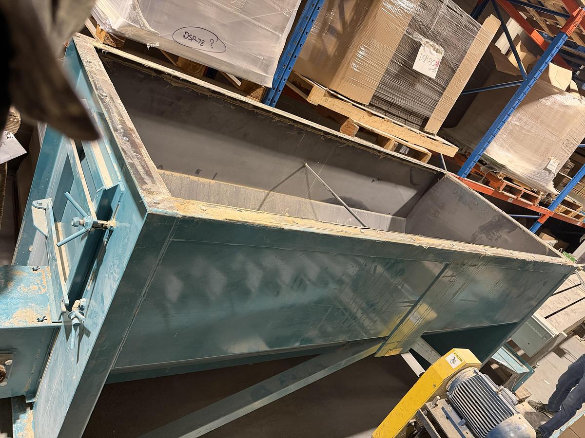 Used Used AFS Ribbon/Paddle Blender, 100 Cubic Feet, With Infeed & Outfeed Drag Conveyors